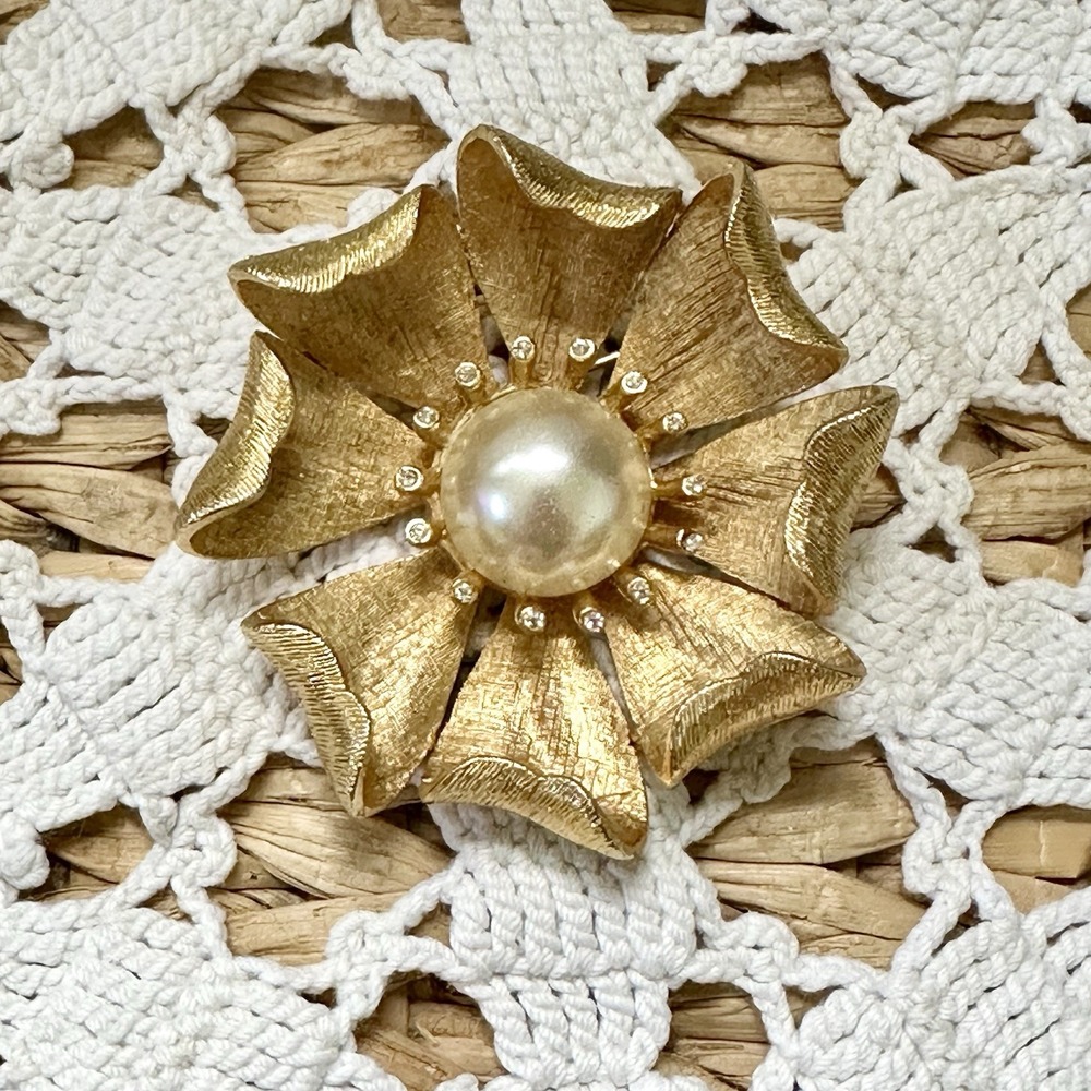 Vintage 2"‎ Large Flower Faux Pearl Center Crystal Rhinestone Gold Brooch Pin